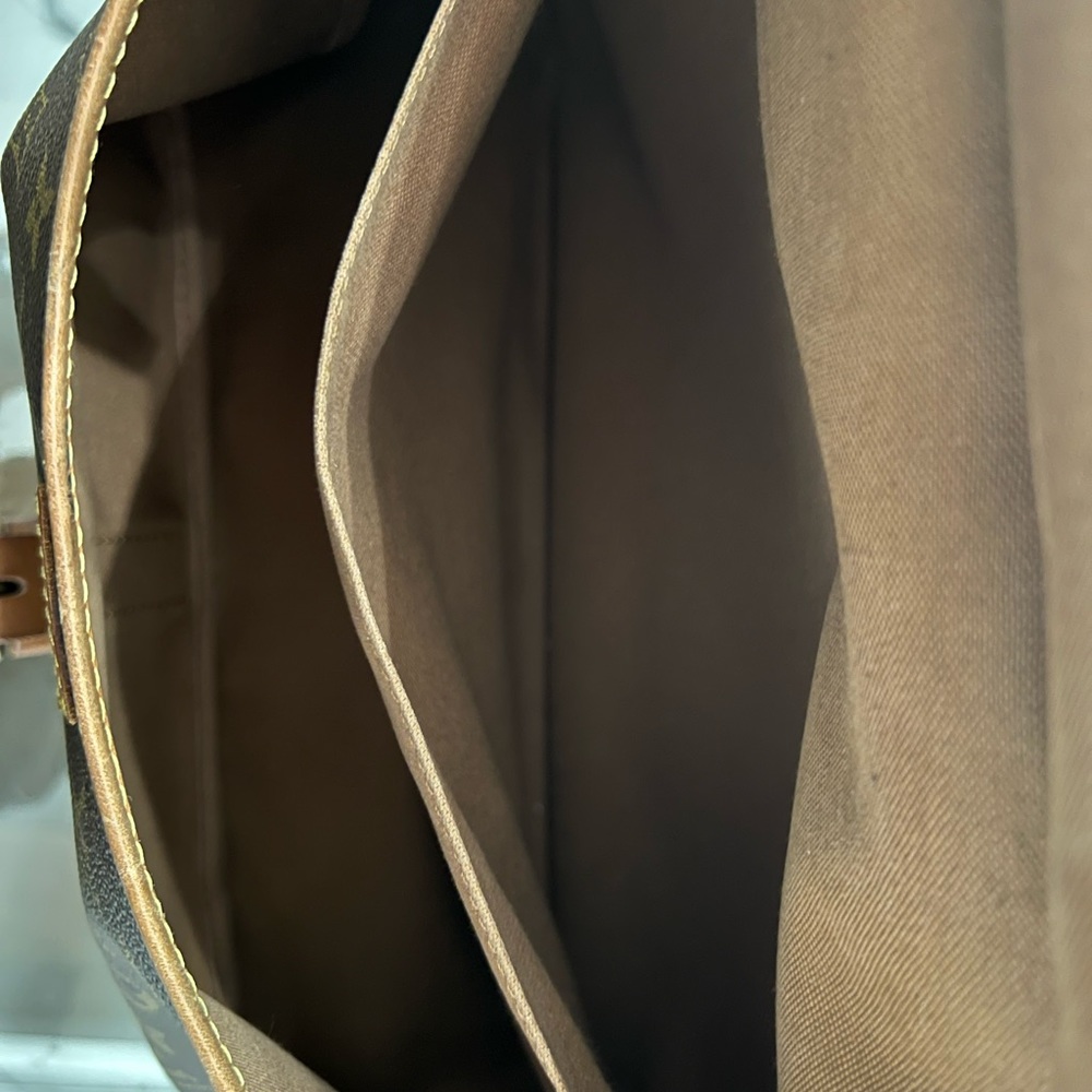 Authentic Beautiful Louis Vuitton Saumur 35 Shoulder Bag. - Picture 7 of 16